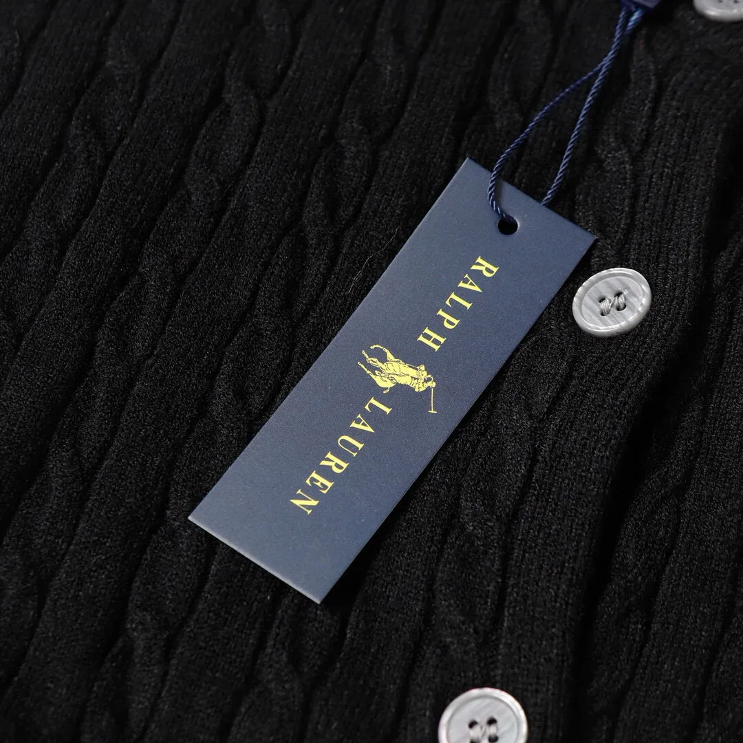 P166 Style No.: 602 -Ralph Lauren RL cardigan with classic war horse logo embroidery on the chest, long-sleeved sweater sweater jacket -The item is made of custom-dyed and custom-spun yarn, purchased from the original version. A full set of customized accessories. Details determine success or failure. Heavy new autumn and winter style. The weight of the item is as high as 800 grams. It is soft and delicate and does not tie the body. The upper body effect is very nice. Loose fit. Women's style. -Color: black, off-white, milk tea, light gray, dark gray. Navy blue red khaki red - Size: S / M / L S size 80-100 catties M size 100-120 catties Large size 120-135 catties